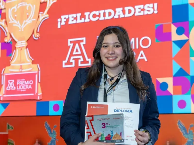 Delegado de Japón participa en conferencia internacional modelo sentado en mesa de negociaciones con otros representantes.